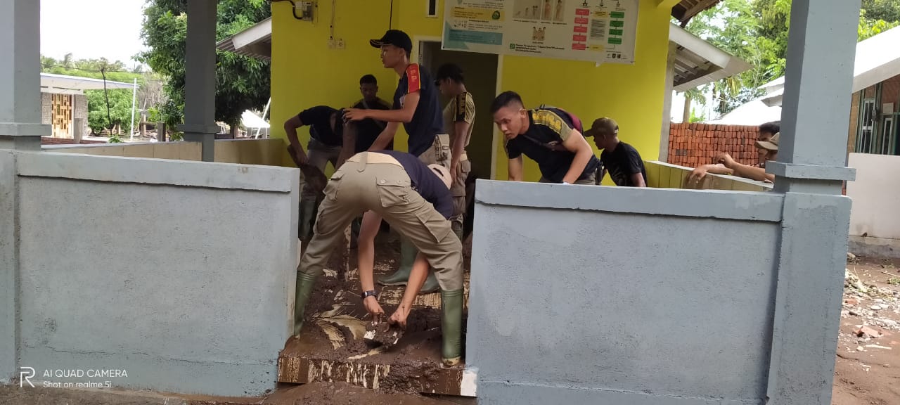 SATPOL PP KAB. LOTIM Gotong Royong Membantu Warga Membersihkan Sisa-Sisa Banjir